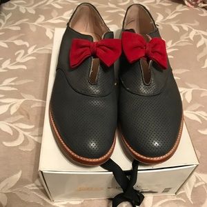 Bass bow tie slip on shoes